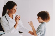 deaf-kid-speaks-sign-language-with-pediatrician_99043-4072