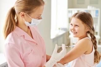 nurse-injecting-smiling-girl_1098-384